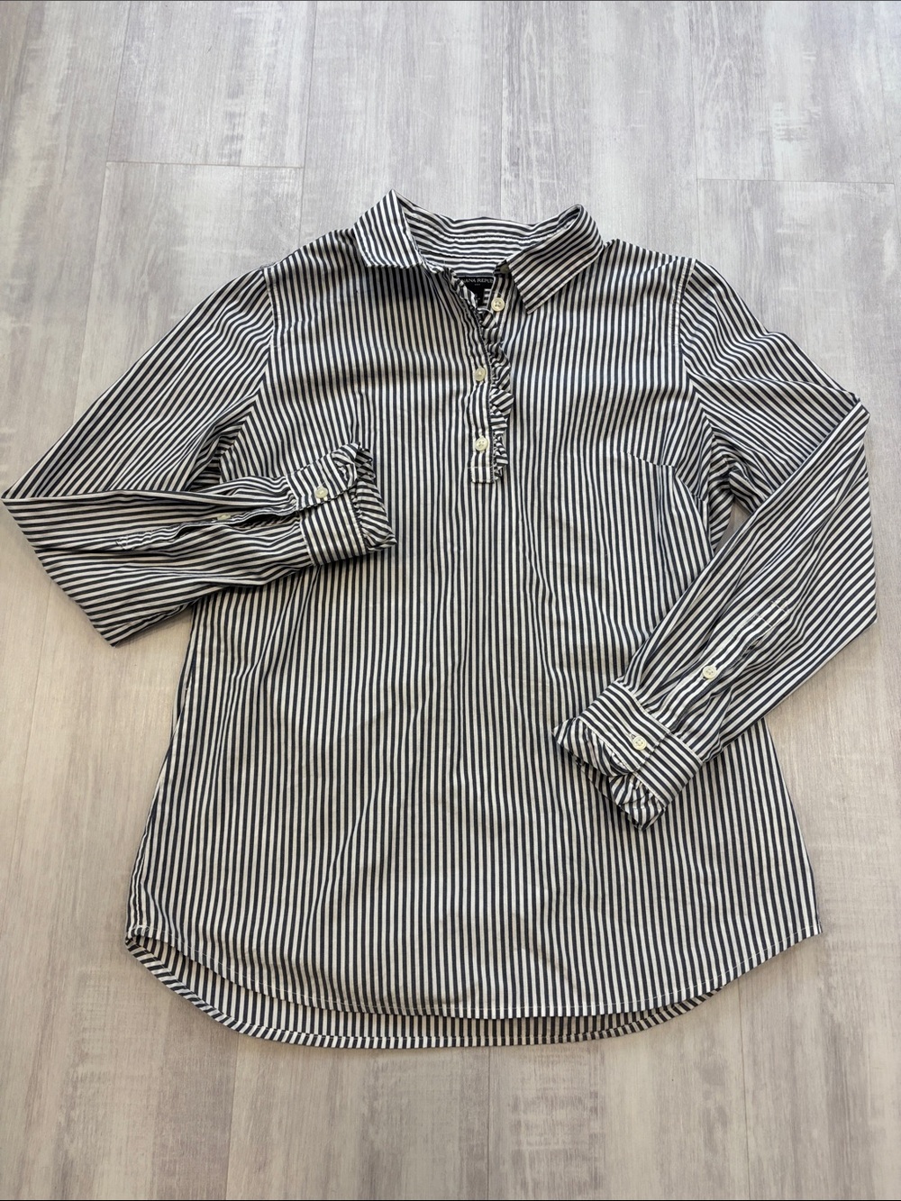 Banana Republic Black and White Striped Popover Blouse 1/4 Button Down Small